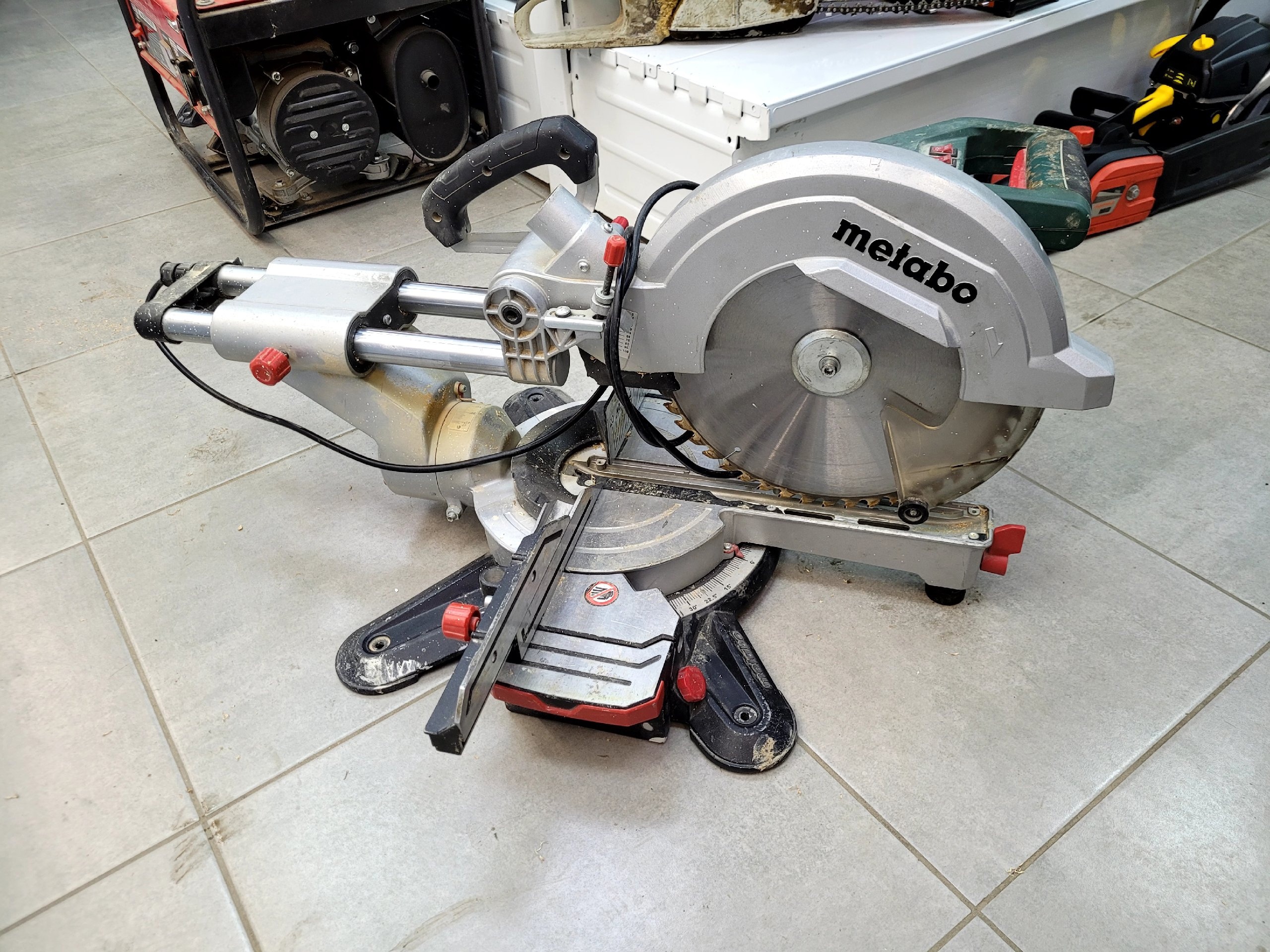 Торцовочная пила Metabo KGS 305 M